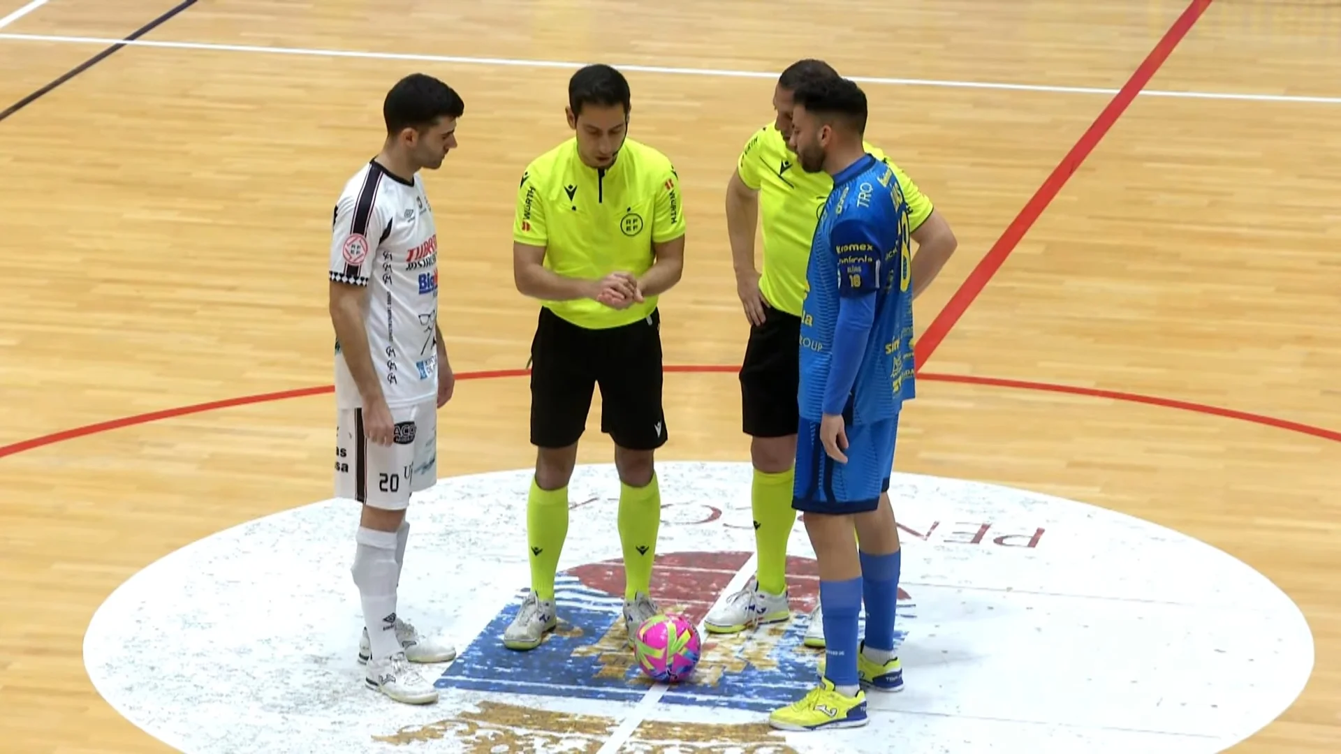 Гравці Пеньїсколи та Нойї поруч із суддями / Скріншот