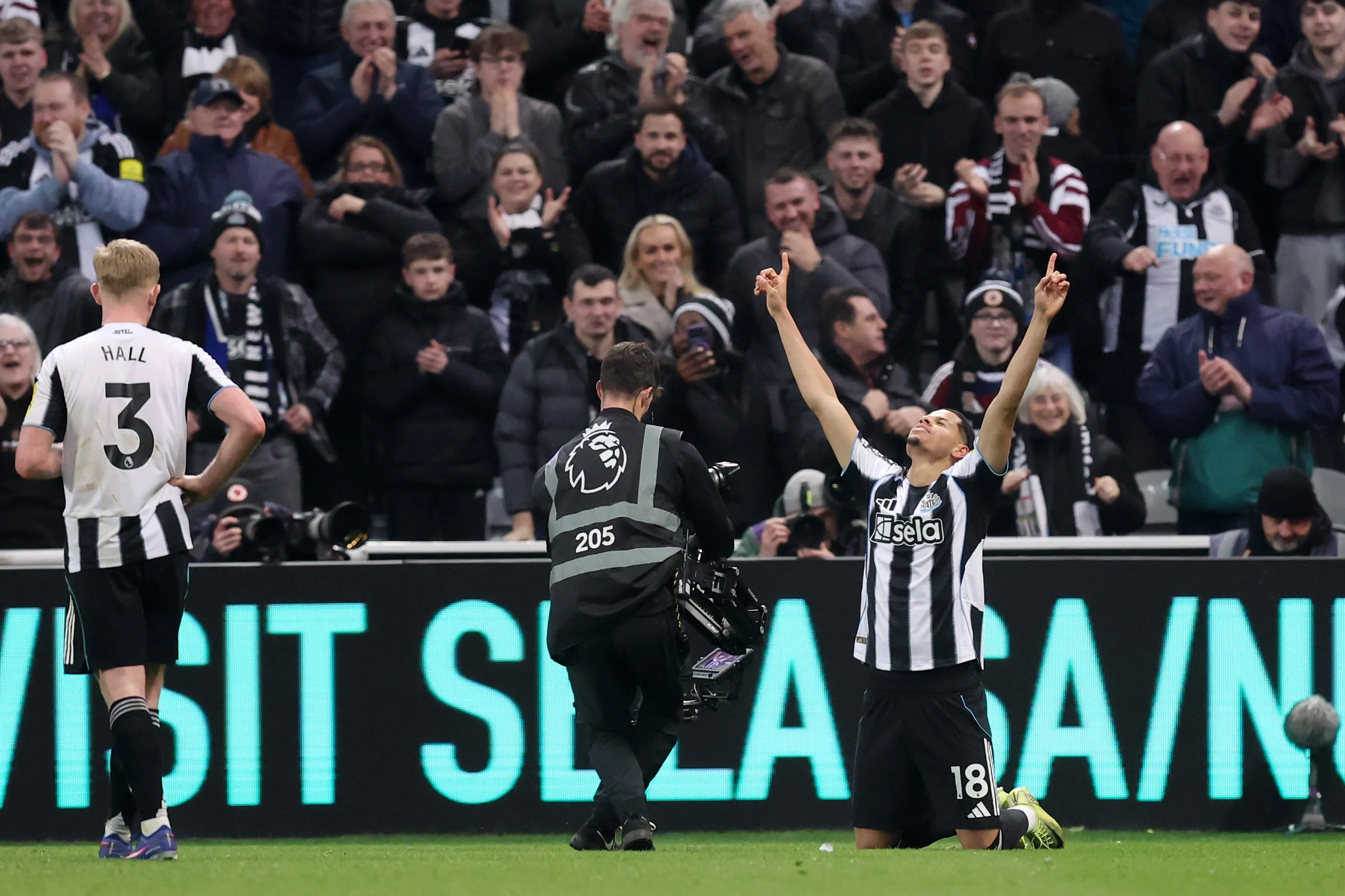 Фото к новости: Манчестер Юнайтед потерпел первое поражение при Каррике – Ньюкасл выиграл в меньшинстве благодаря красивому голу Осулы