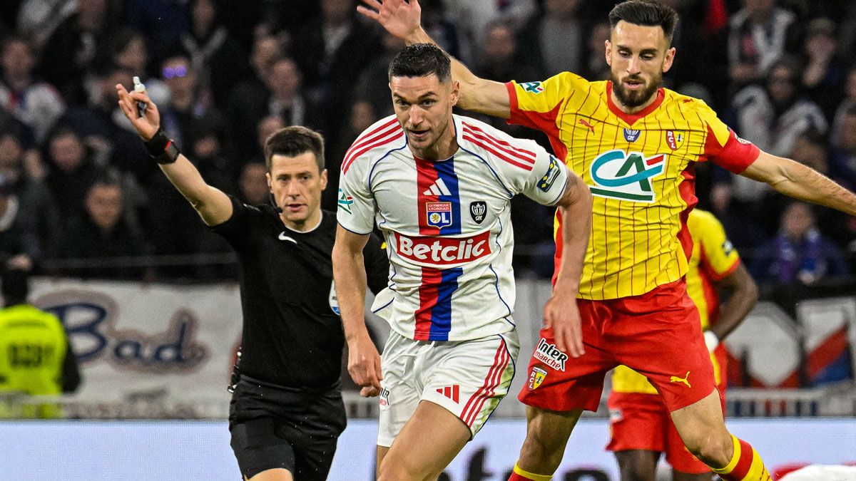 Роман Яремчук у матчі проти Ланса / Eurasia Sport Images/Getty Images
