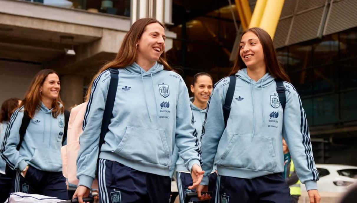 Іспанки сідають на літак / Фото PartidazoCOPE