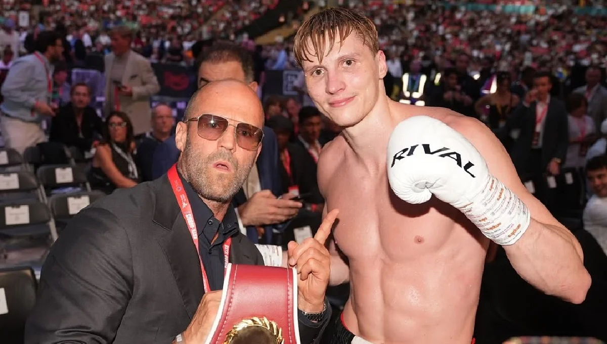 Даниэль Лапин (справа) с фанатом / Фото из соцсетей