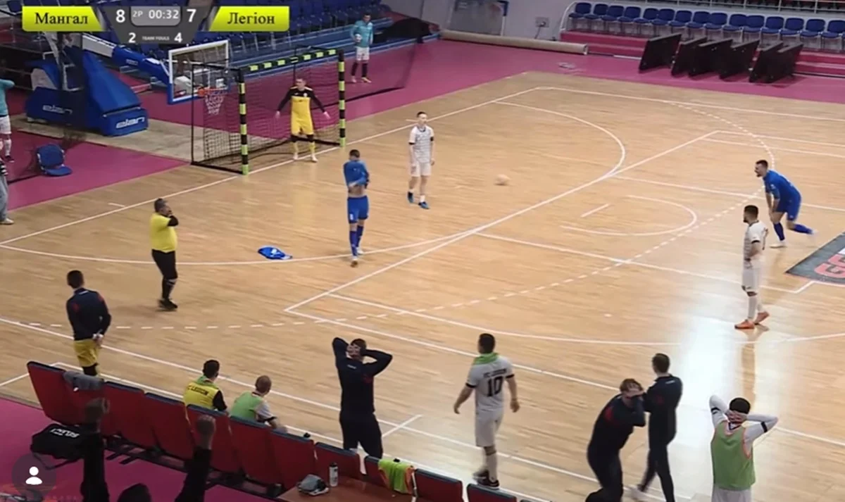 Сергей Собакарь (в центре в синей форме) оформил шедевр / скриншот