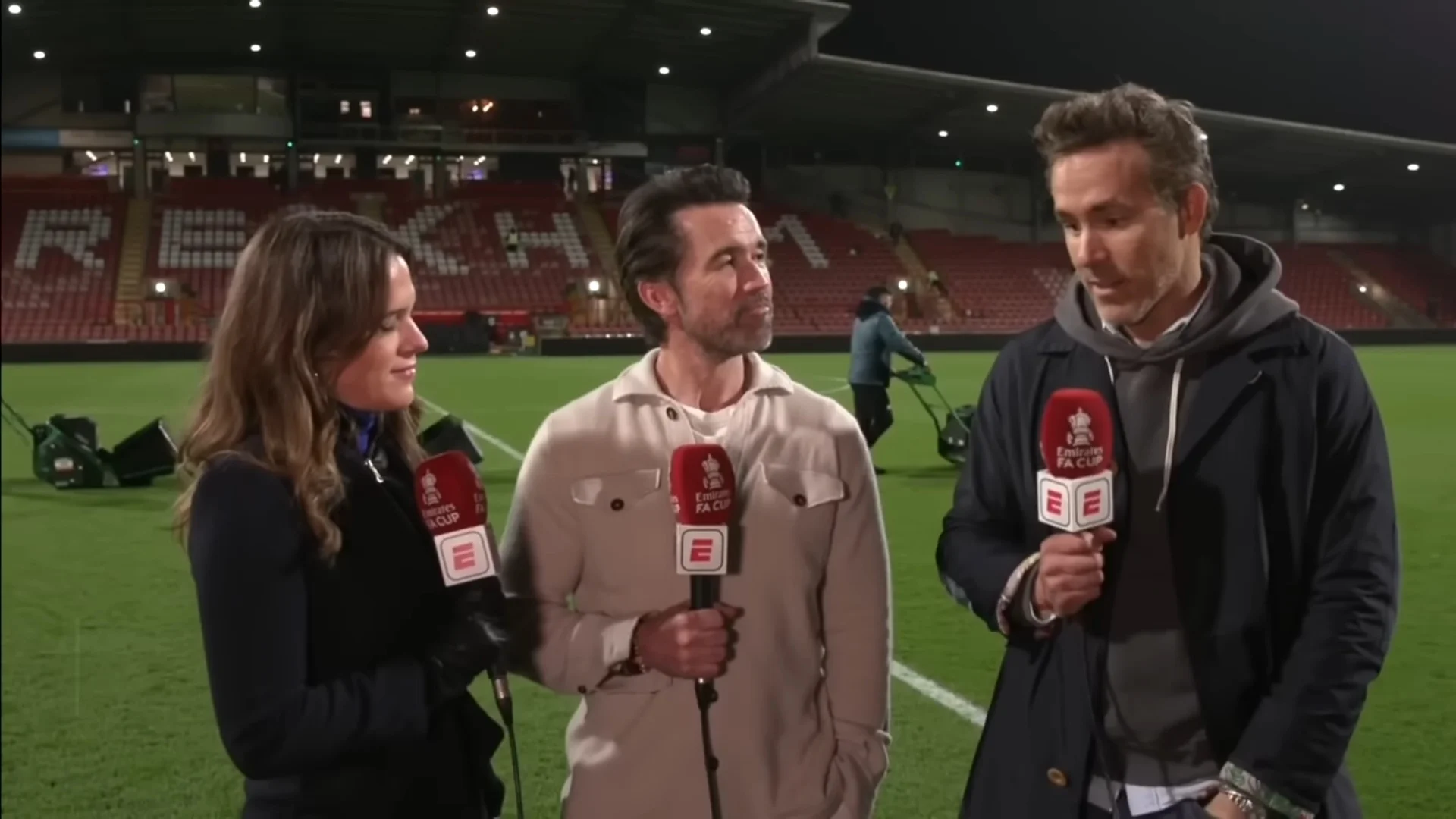 МакЕлхенні та Рейнольдс під час інтерв'ю / Скріншот