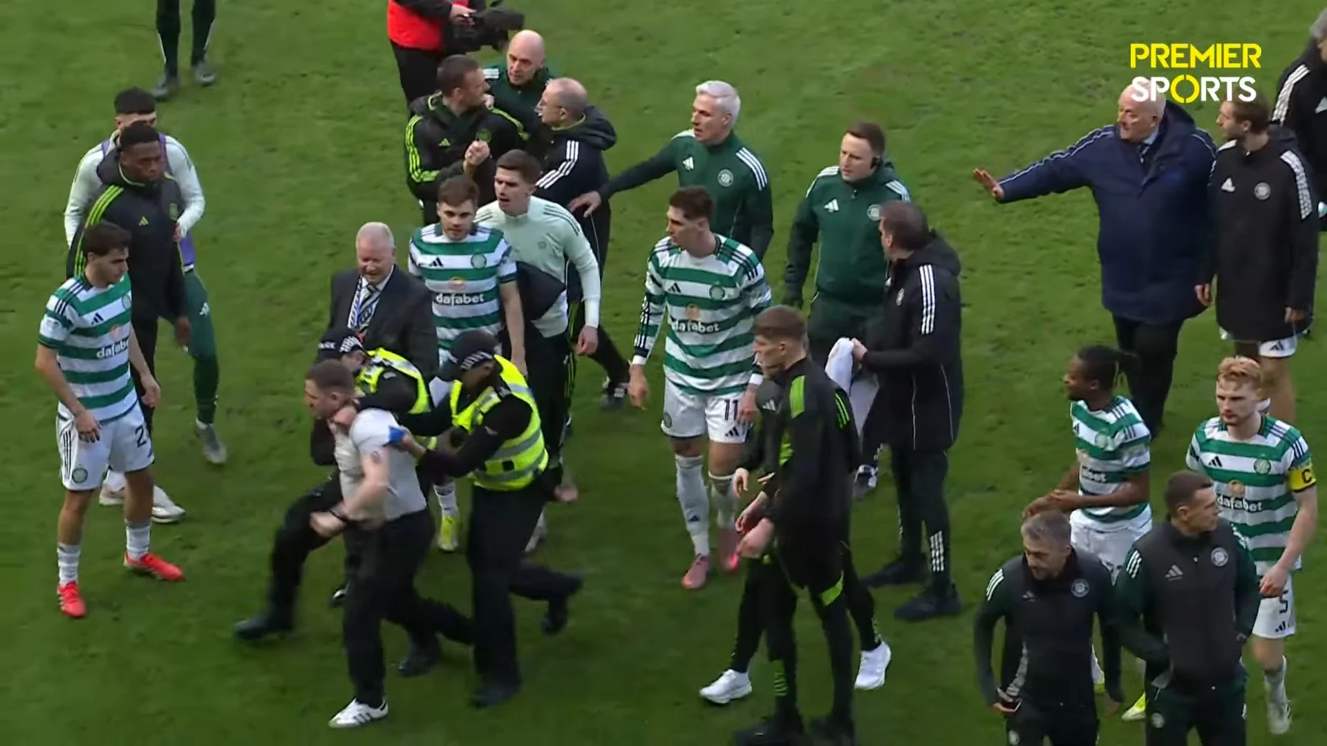 Фанат Рейнджерс хотів щось довести гравцям Селтіка / Скріншот