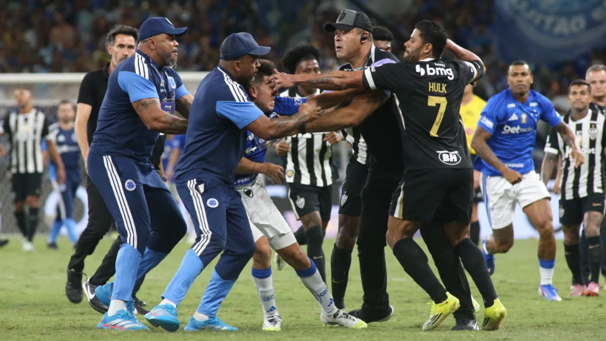 Бійка у матчі Крузейро – Атлетіко Мінейро / фото Edesio Ferreira/EM/D.A Press. Brasil. Belo Horizonte
