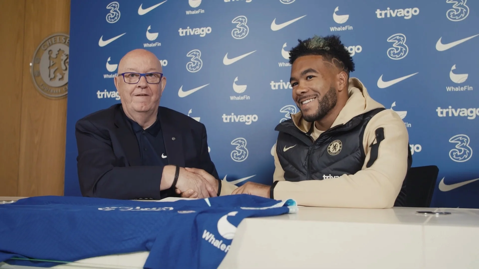 Ріс Джеймс (справа) / Скріншот