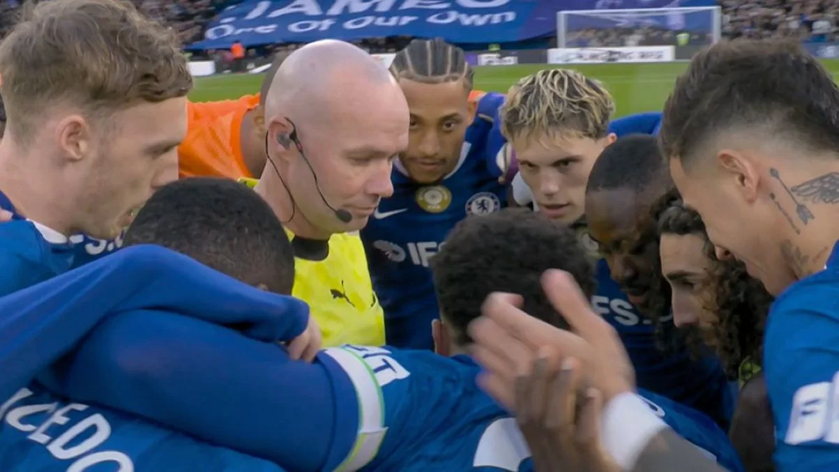 Гравці Челсі та арбітр / Скріншот