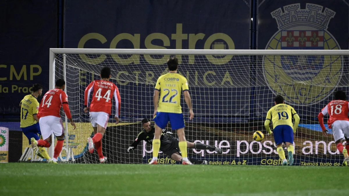 Фото к новости: Бенфика героически вырвала победу над Арукой – капитан привез пенальти, возвращение Судакова и спасение на 90+6