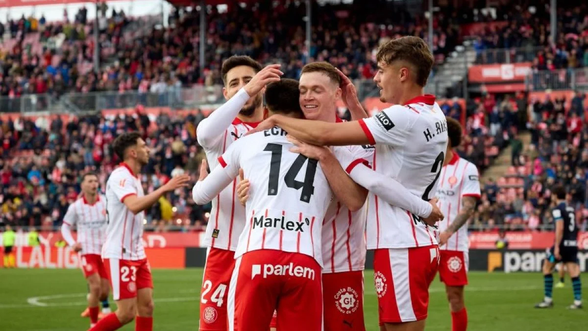 Виктор Цыганков в объятиях партнеров / официальный сайт Ла Лиги