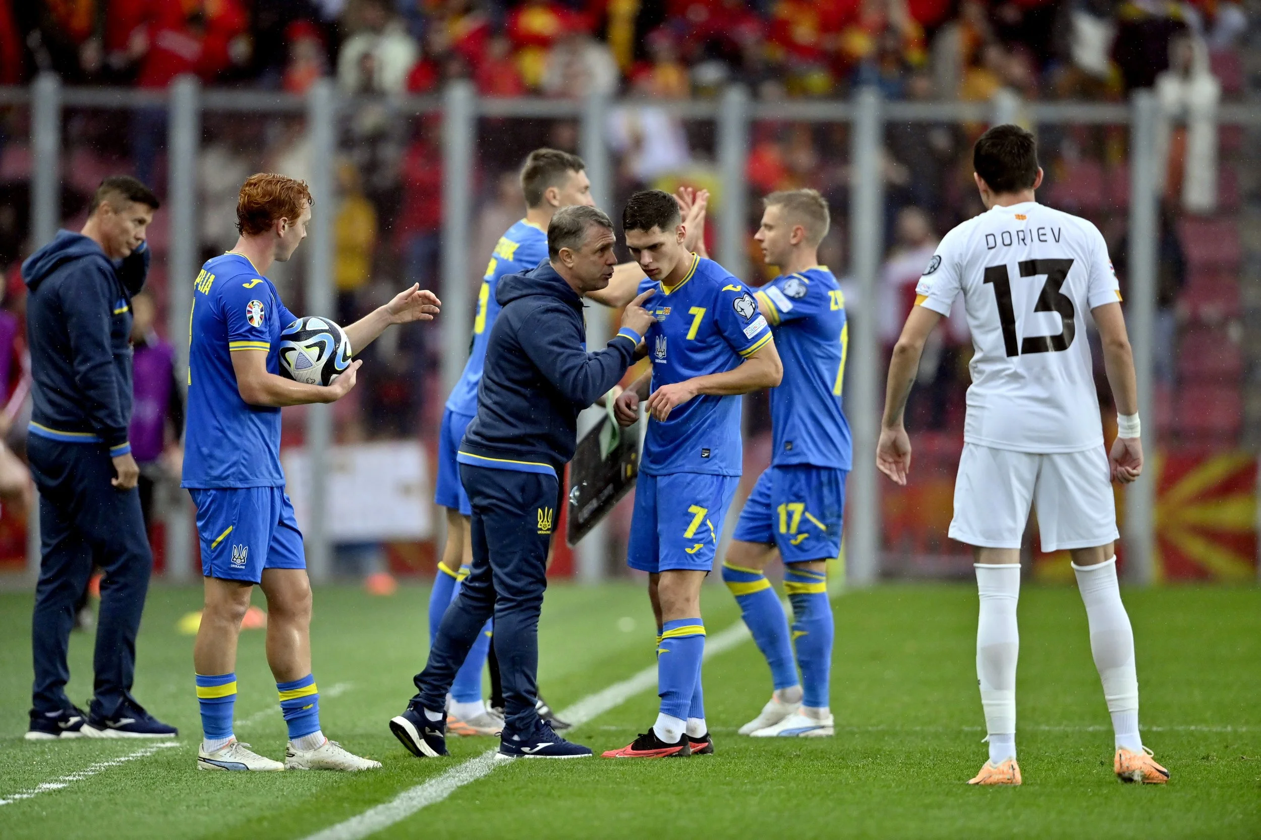 Сергій Ребров із гравцями збірної України / Getty Images