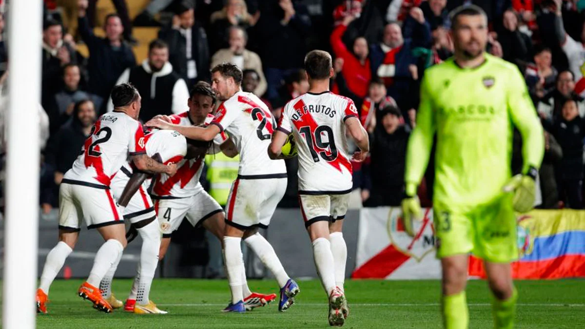 Райо Вальєкано святкує рятівний гол у ворота Леванте