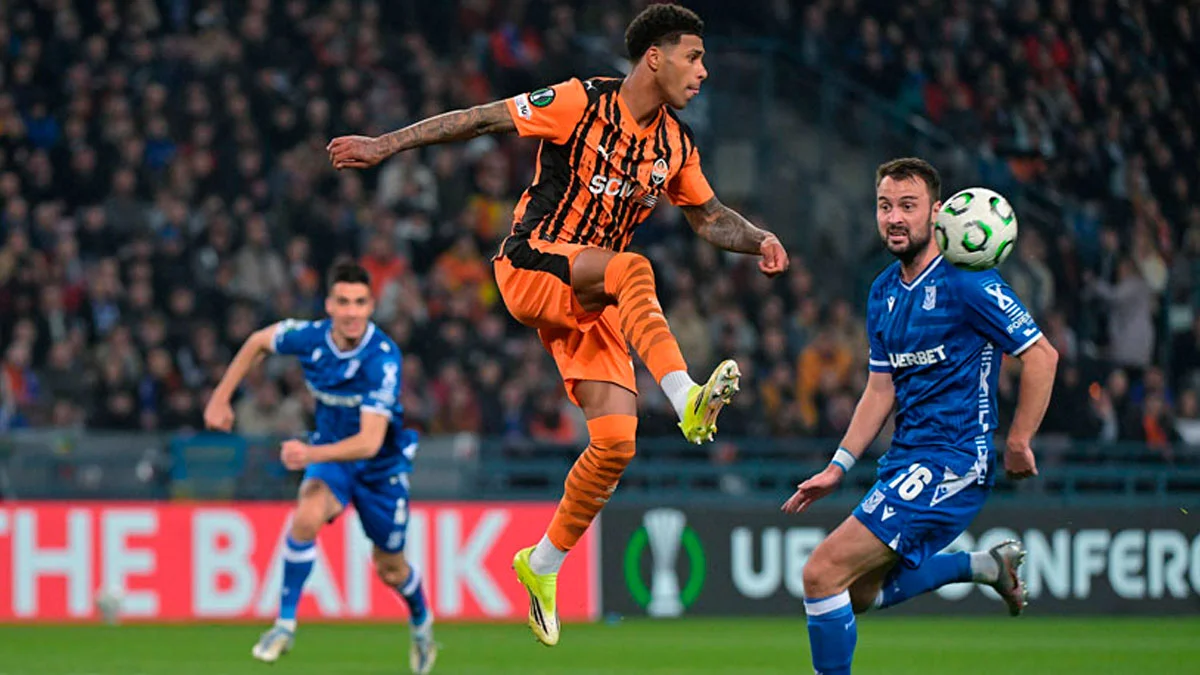 Фото к новости: Шахтер прошел в четвертьфинал Лиги конференций несмотря на проигрыш в тяжелом ответном матче с Лехом – все завершилось дракой