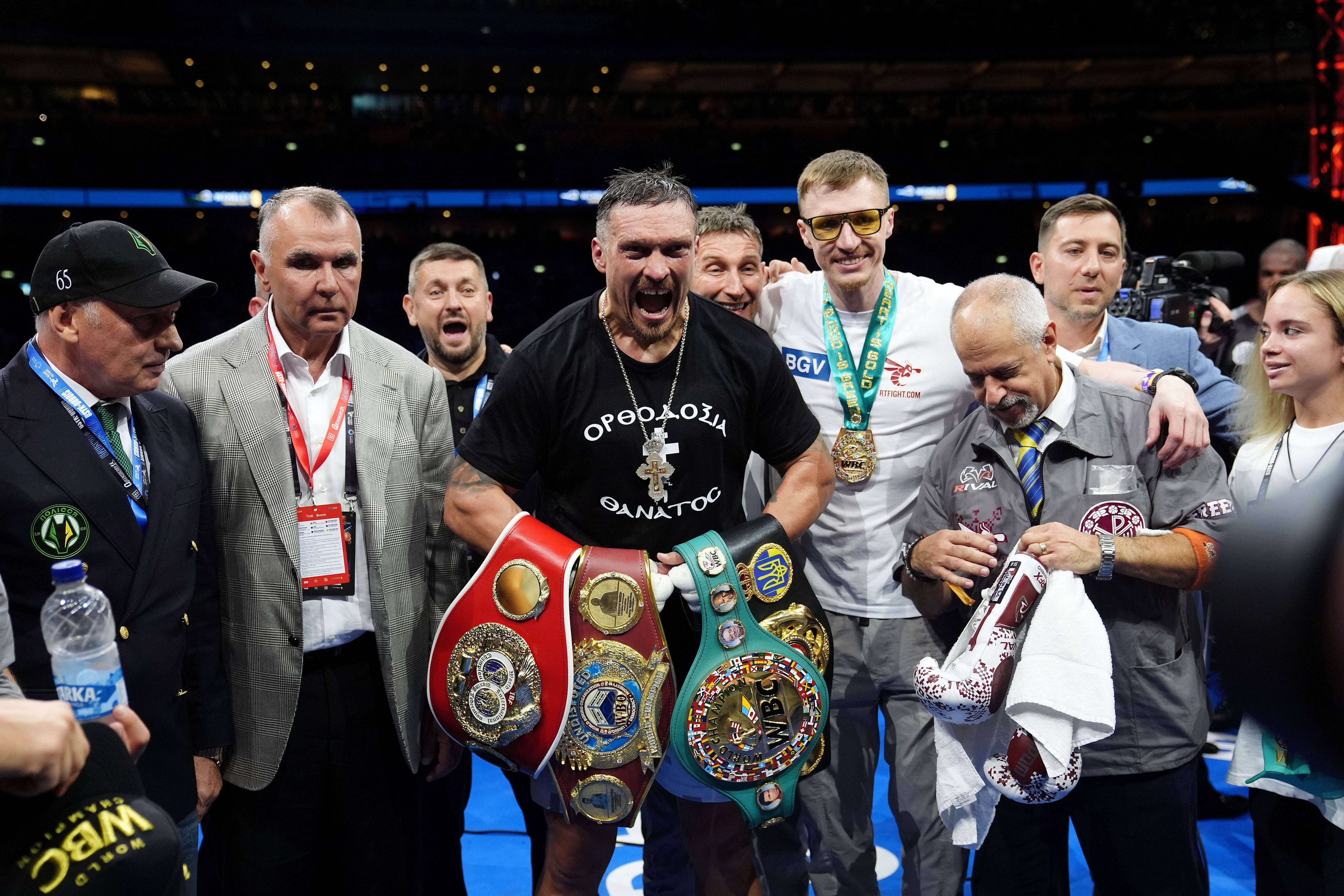 Олександр Усик з чемпіонськими поясами / фото: Getty Іmages