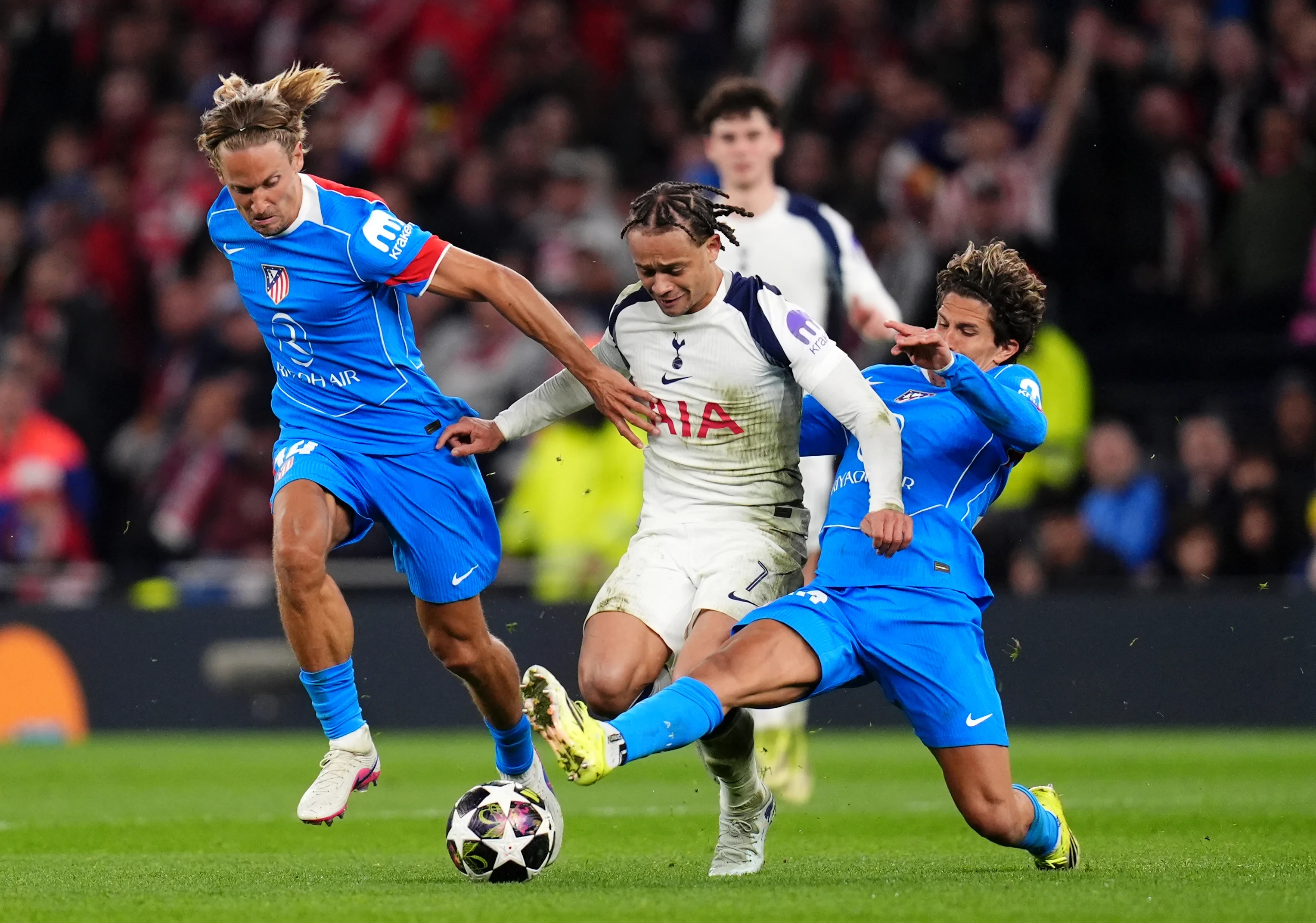 Фото к новости: Тоттенхэм забил Атлетико трижды и победил, но вылетел из ЛЧ – гол+пас Альвареса вытащил мадридцев в четвертьфинал