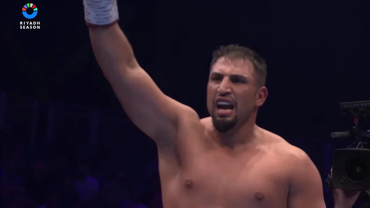 Фото к новости: Кабаел продолжает ныть из-за Усика и требовать боя: "Давай поговорим"