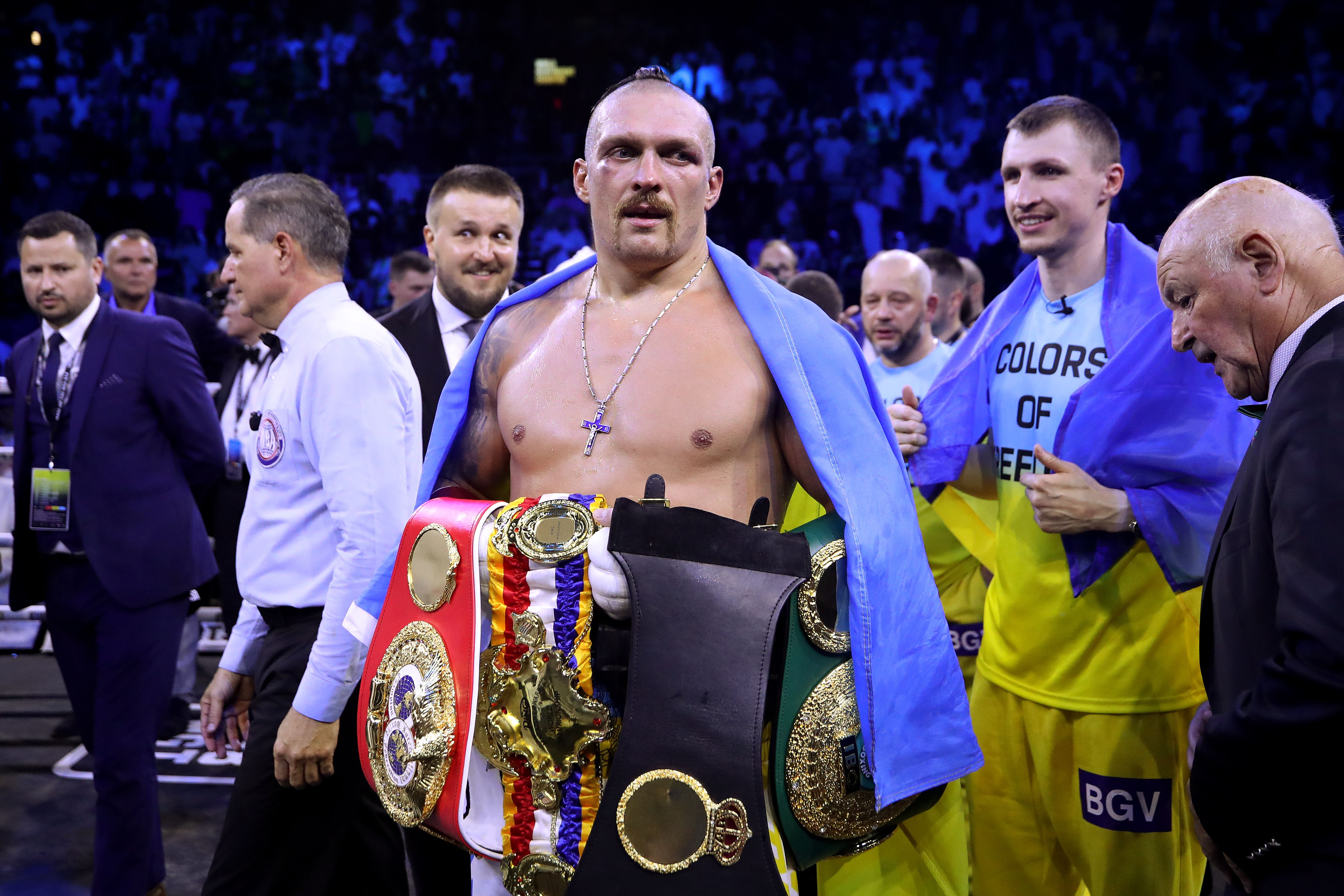 Александр Усик с чемпионскими поясами / Getty Images
