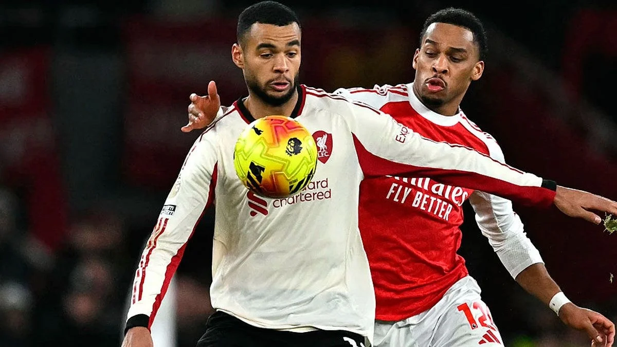 Гакпо и Тимбер в матче Арсенал – Ливерпуль / Getty Images