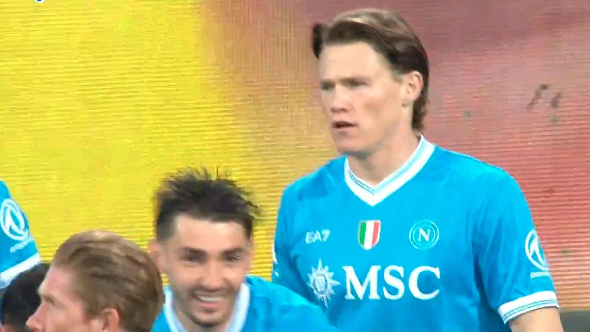 Скотт Мактомінай святкує гол у ворота Кальярі