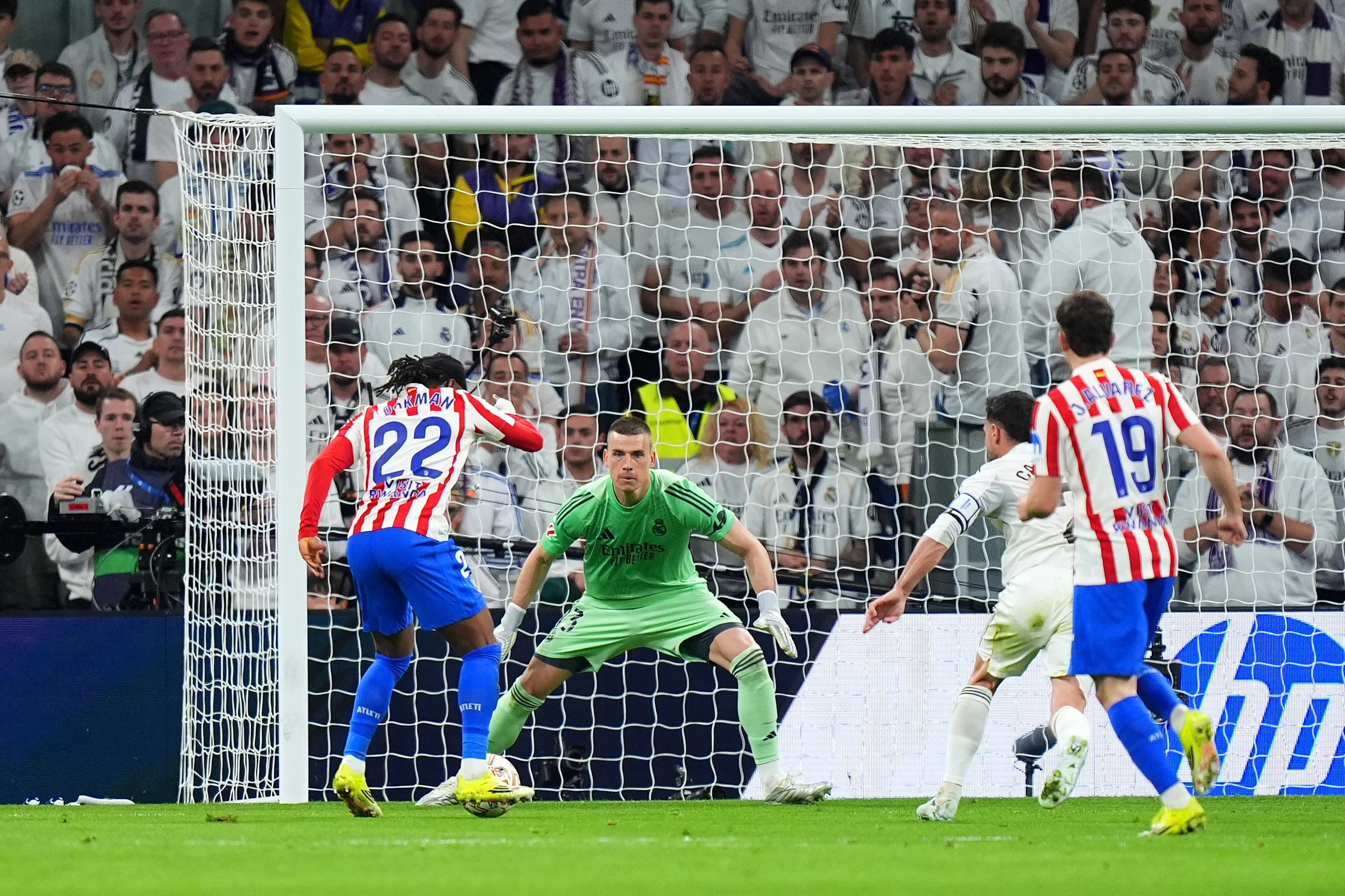 Фото к новости: Реал победил Атлетико в бешеном дерби – Лунин исполнил суперсейв и стал капитаном, Винисиус сделал дубль