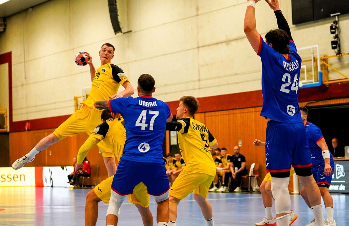 Україна перемогла, але далі не пройшла / фото: handball.org.ua