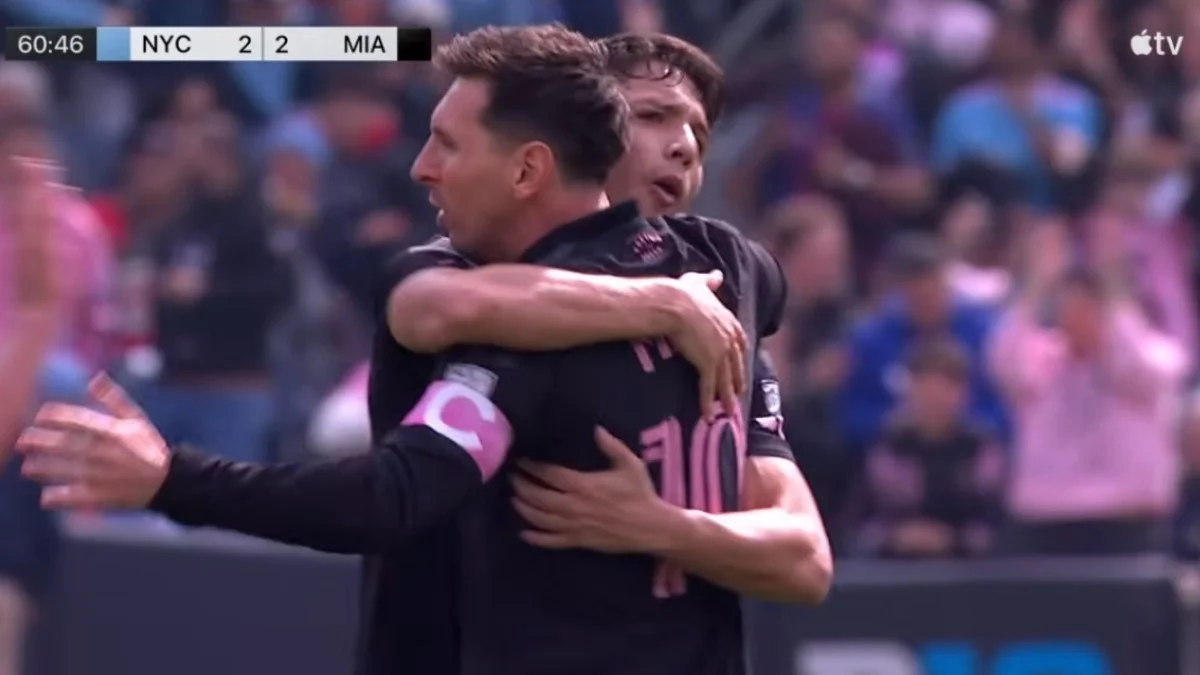 Лионель Месси в объятиях партнеров / скриншот