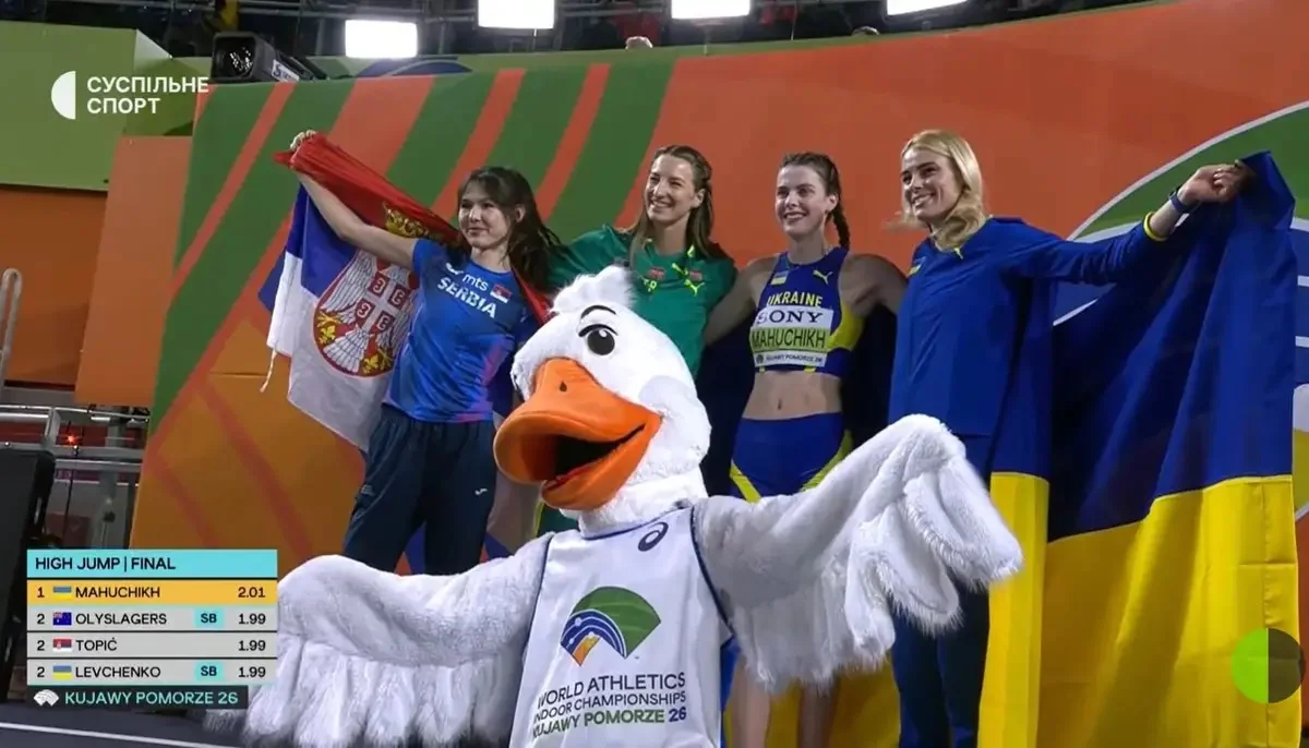 Ярослава Магучіх та Юлія Левченко (крайні праворуч) взяли медалі у стрибках у висоту / скріншот