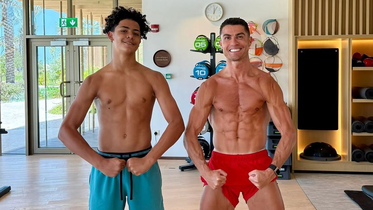 Криштиану Роналду младший и старший / https://www.instagram.com/cristiano/?hl=uk