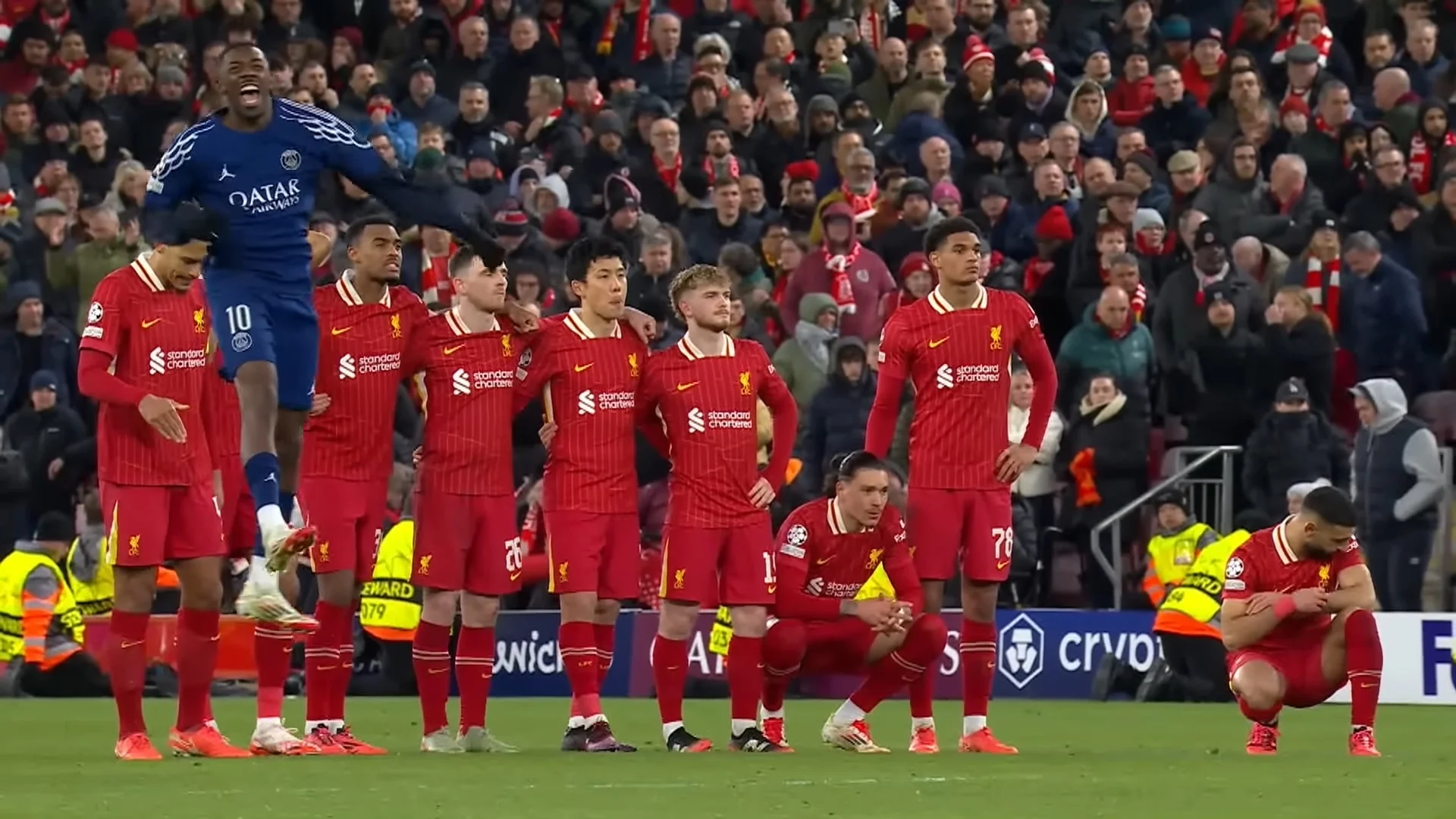 Усман Дембеле та гравці Ліверпуля / Скріншот