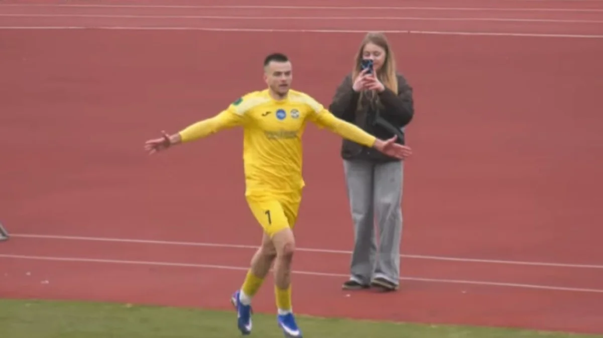 Чеглов святкує гол у ворота Пенуела / скріншот