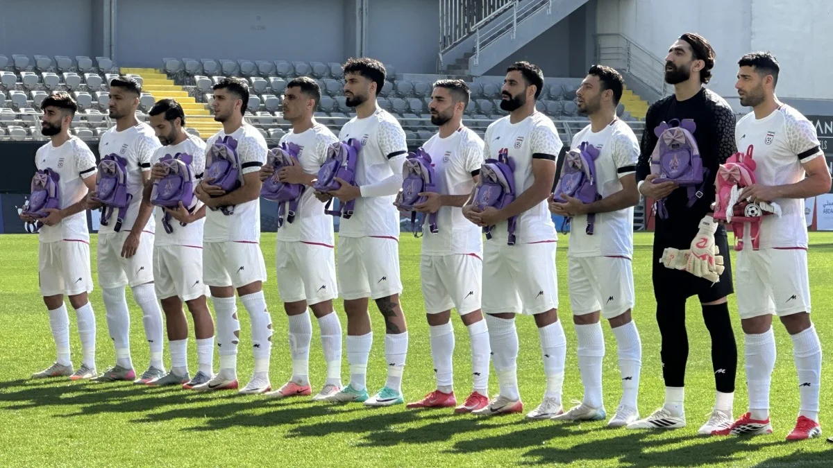 Игроки сборной Ирана с детскими портфелями в руках / Photo by Stringer/Anadolu via Getty Images