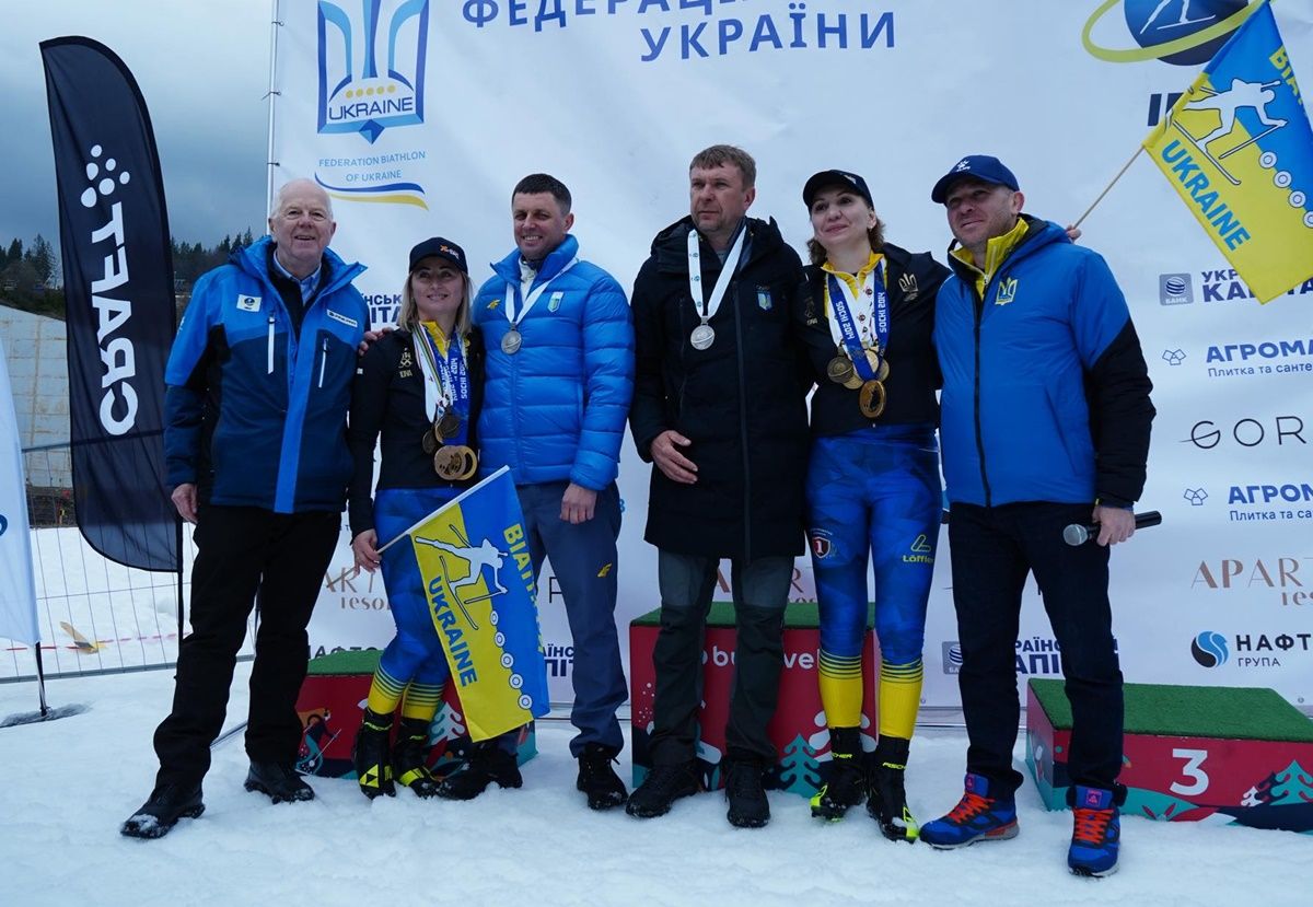 Олле Далін (крайній ліворуч) привіз в Україну срібні нагороди чемпіонату світу 2011 року в естафеті / фото: Федерація біатлону України