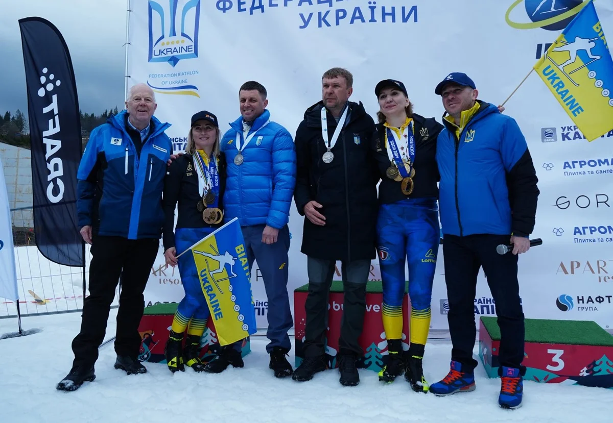 Олле Далин (крайний слева) привез в Украину серебряные награды чемпионата мира 2011 года в эстафете / фото: Федерация биатлона Украины