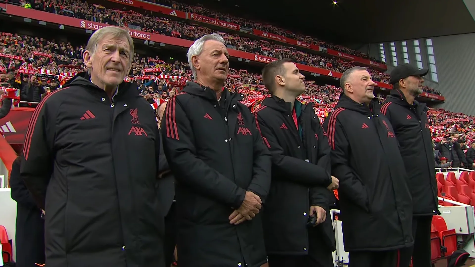 Юрген Клопп з іншими легендами Ліверпуля / Скріншот
