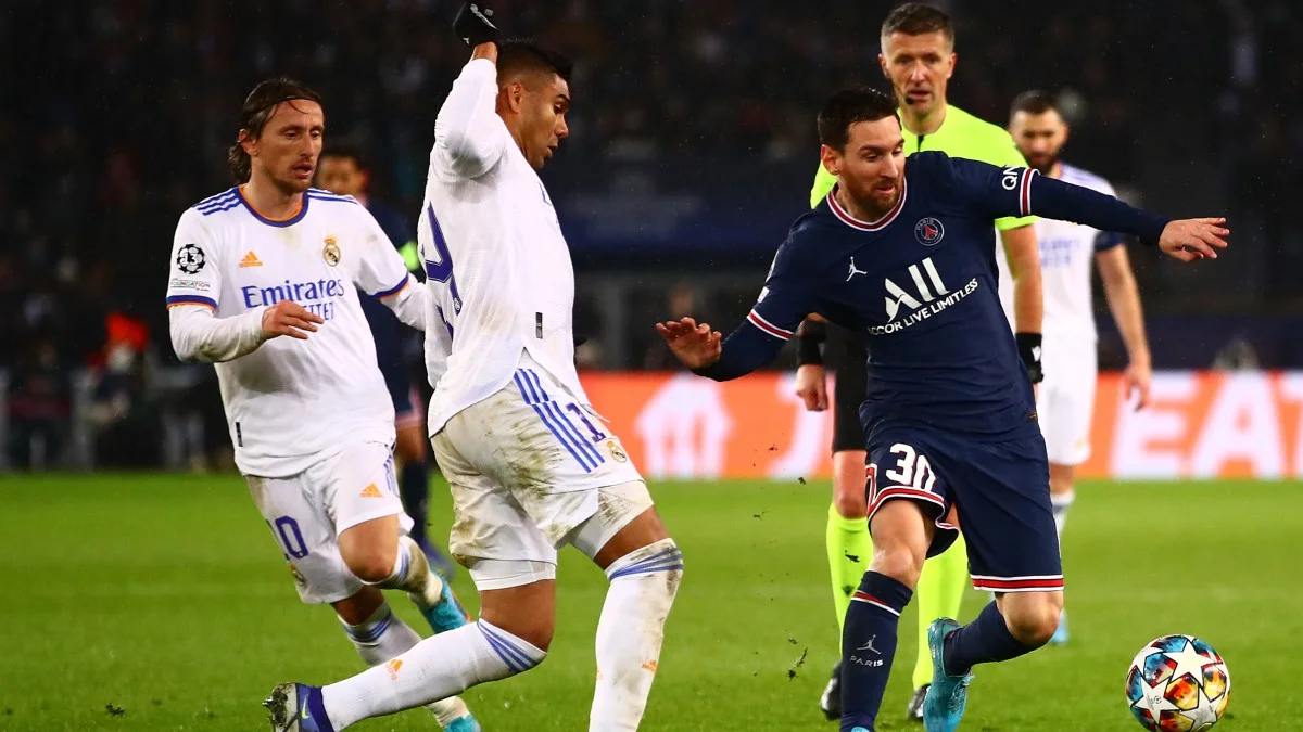 Каземіро проти Ліонеля Мессі / Photo by Chris Brunskill/Fantasista/Getty Images