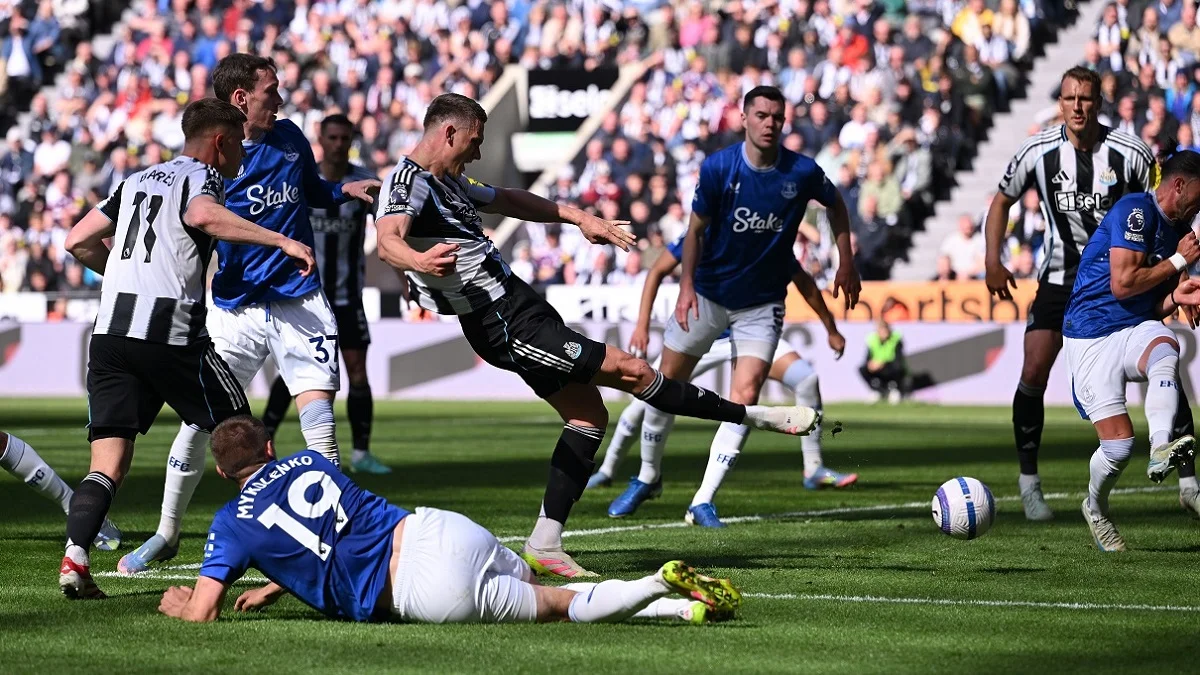 Гарнер (ліворуч у синьому) і Миколенко вигризають перемогу на полі Ньюкасла / Getty Images