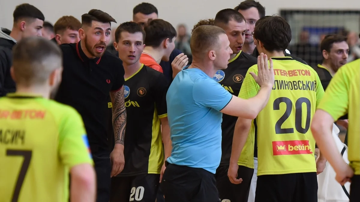 Суперечка представників Кардинала з арбітрами / фото: Кардинал