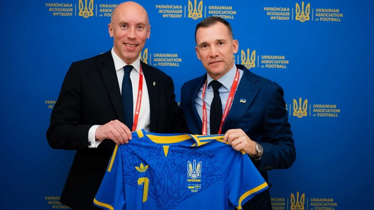 Андрій Шевченко із новою виїзною формою збірної України / фото: Дан Балашов
