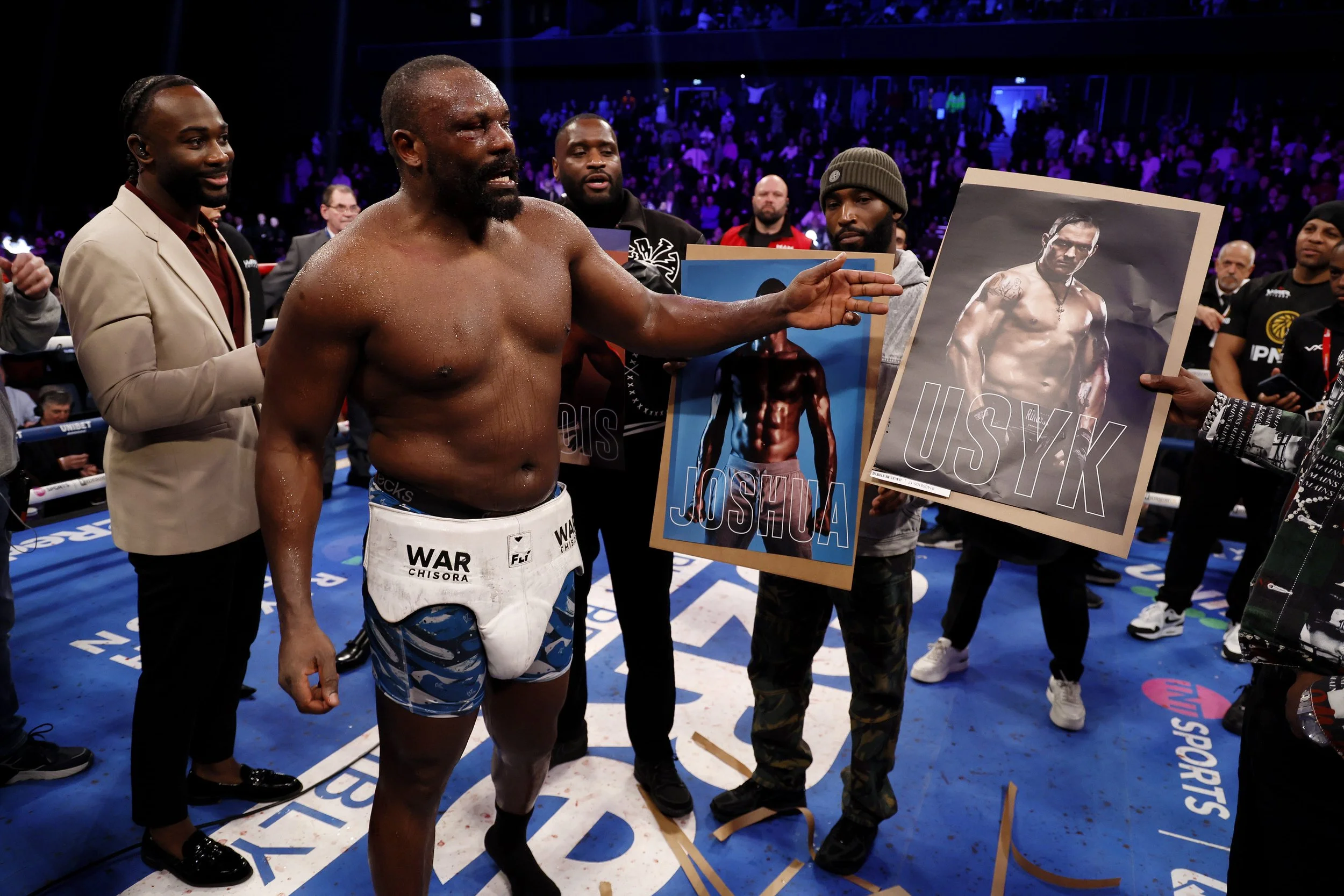 Дерек Чісора з портретом Олександра Усика / Getty Images