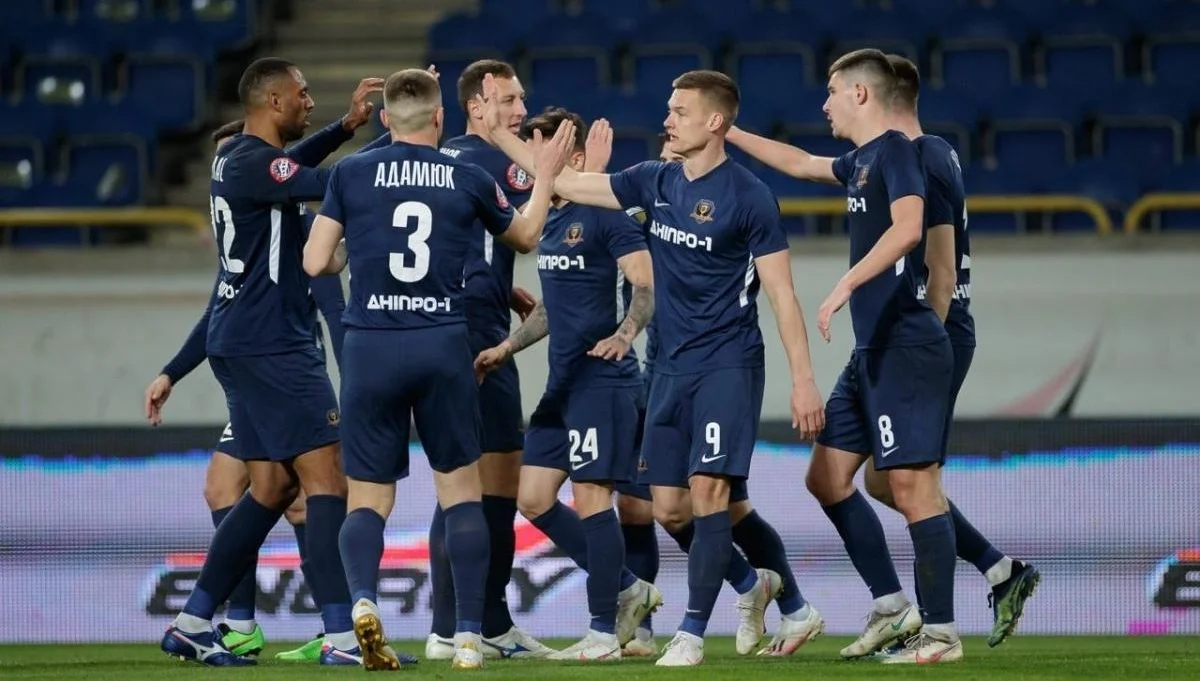 Сергій Логінов (в центрі) / СК Дніпро-1