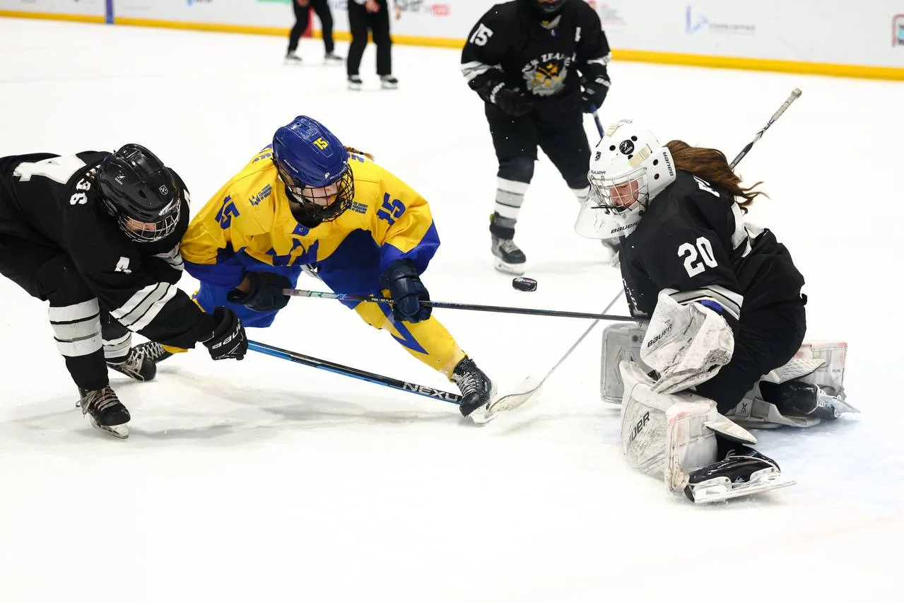 Женская сборная Украины выиграла третий матч из трех / фото: ФХУ