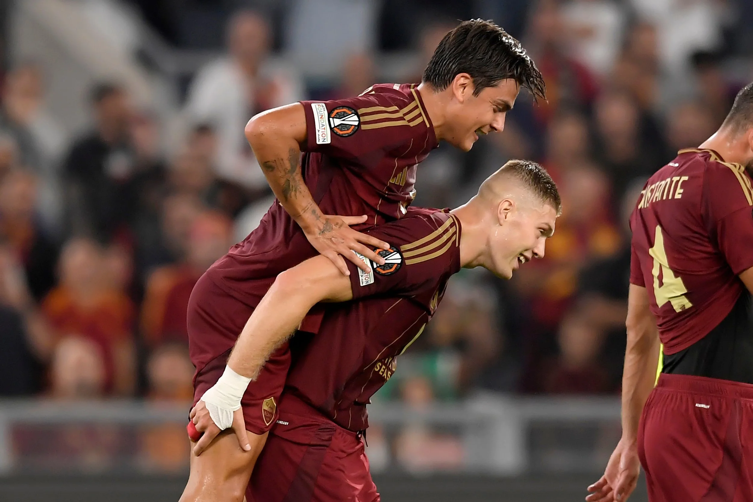 Дибала и Довбик / фото: Getty Images