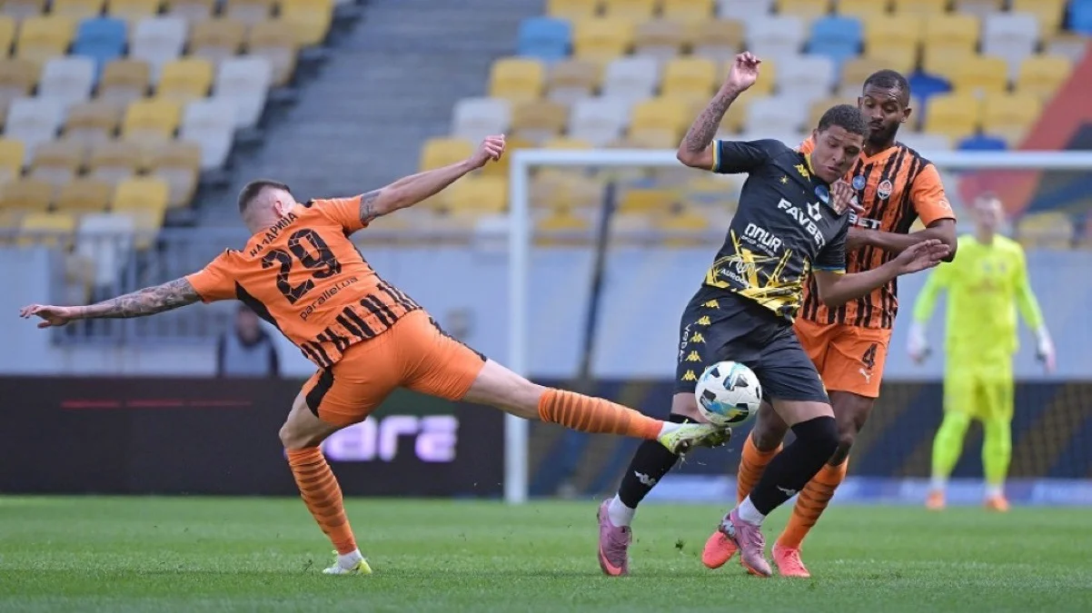 Фото к новости: Травма Проспера Оба и нереализованный пенальти в видеообзоре матча Шахтер – Рух – 3:0