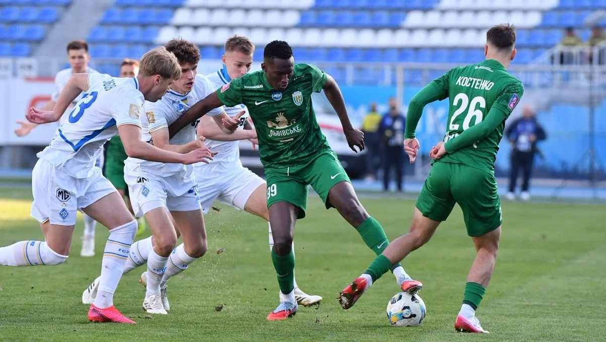 Фото к новости: Динамо сенсационно проиграло Карпатам в бешеном матче с дракой – отмененный гол и удаление Пономаренко