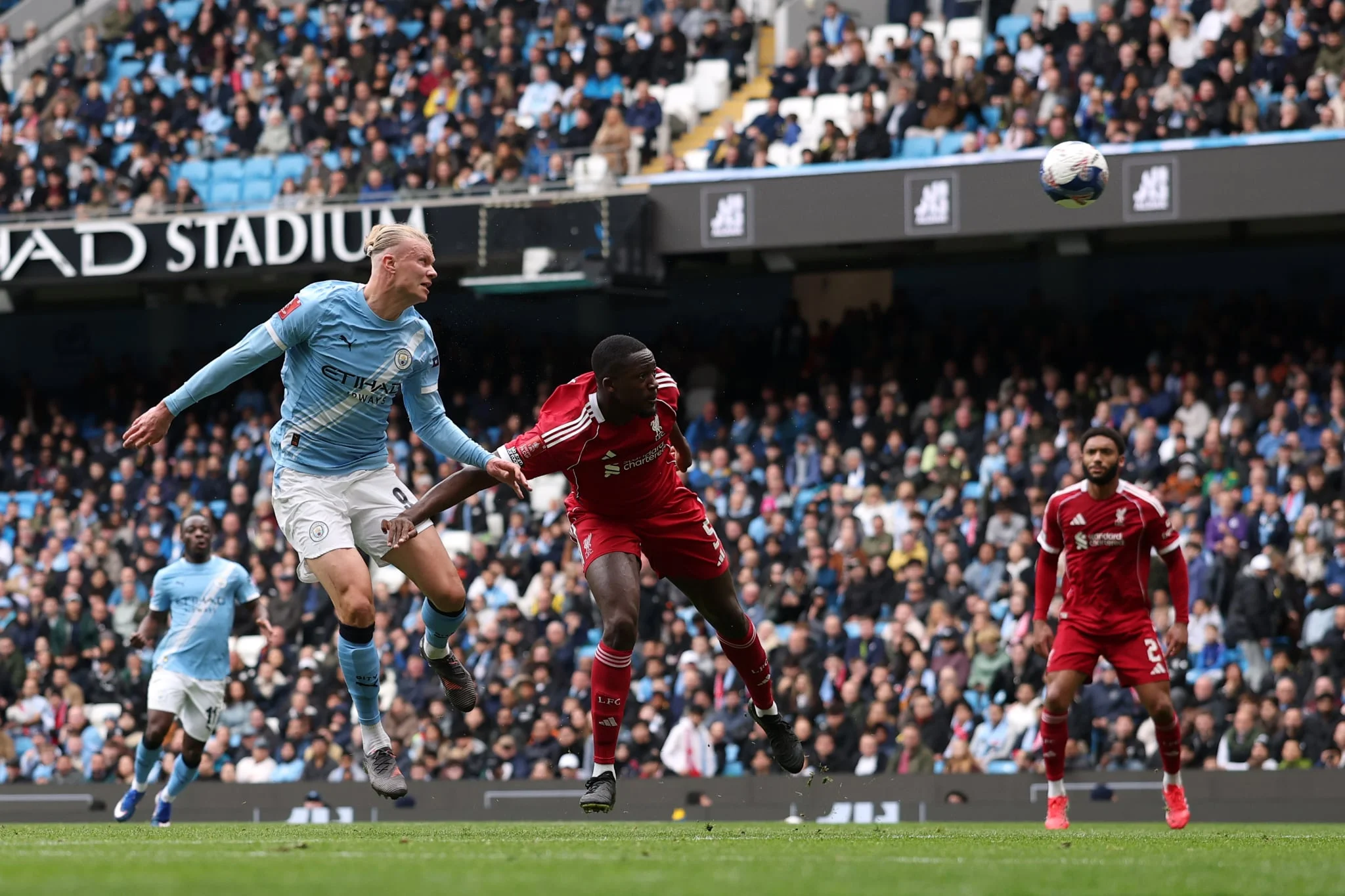 Эрлинг Холанд забивает в ворота Ливерпуля