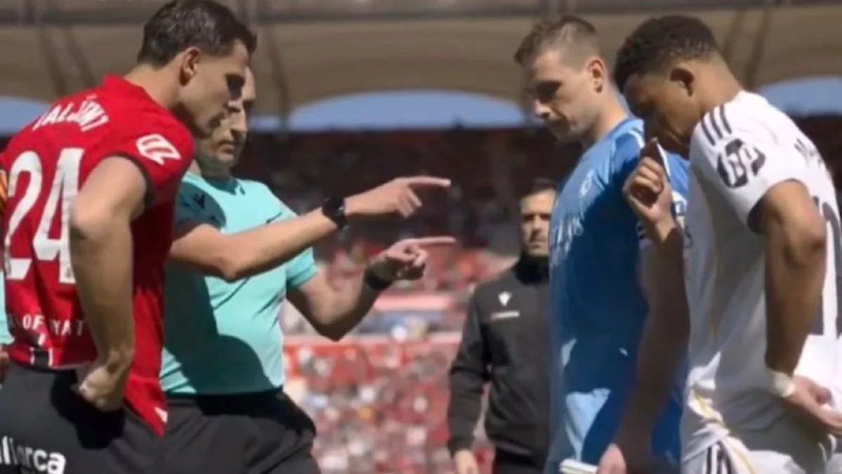 Лунін та Мбаппе слухають настанови арбітра / Скріншот