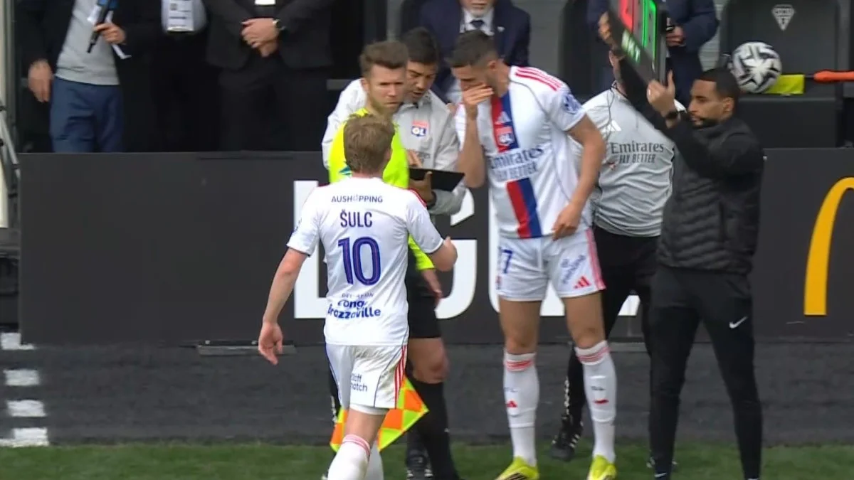 Роман Яремчук выходит на замену / скриншот