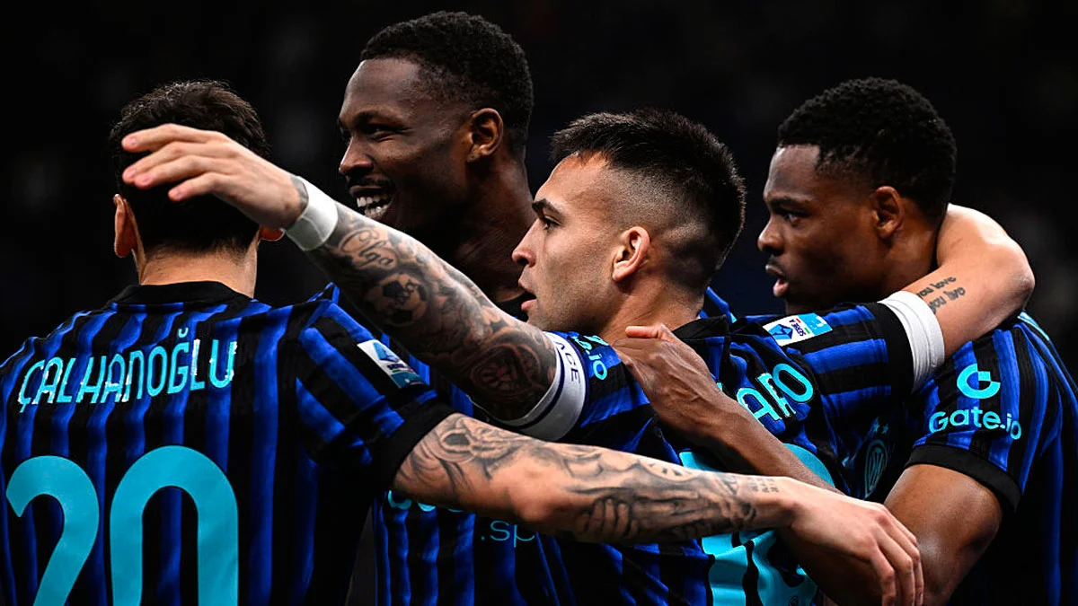 Фото к новости: Интер сокрушил Рому и прервал "черную полосу" в Серии А – Чалханоглу забил шедевр, Лаутаро оформил дубль, у Тюрама 1+2