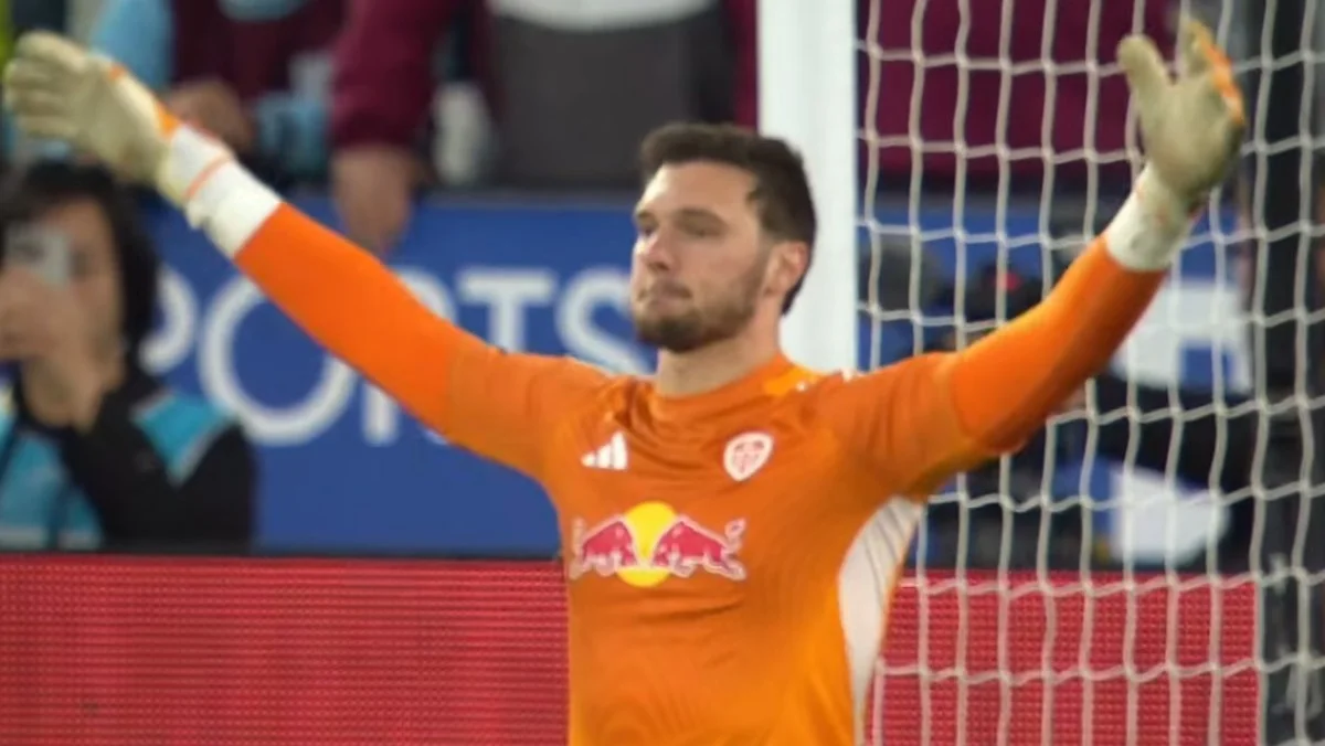 Лукас Перри празднует отбитый пенальти / скриншот