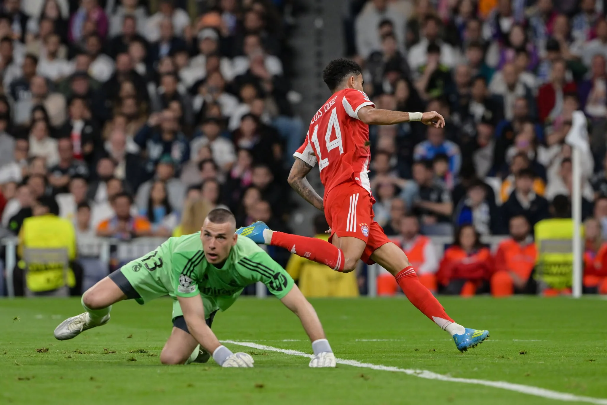 Луїс Діас святкує гол у ворота Андрія Луніна