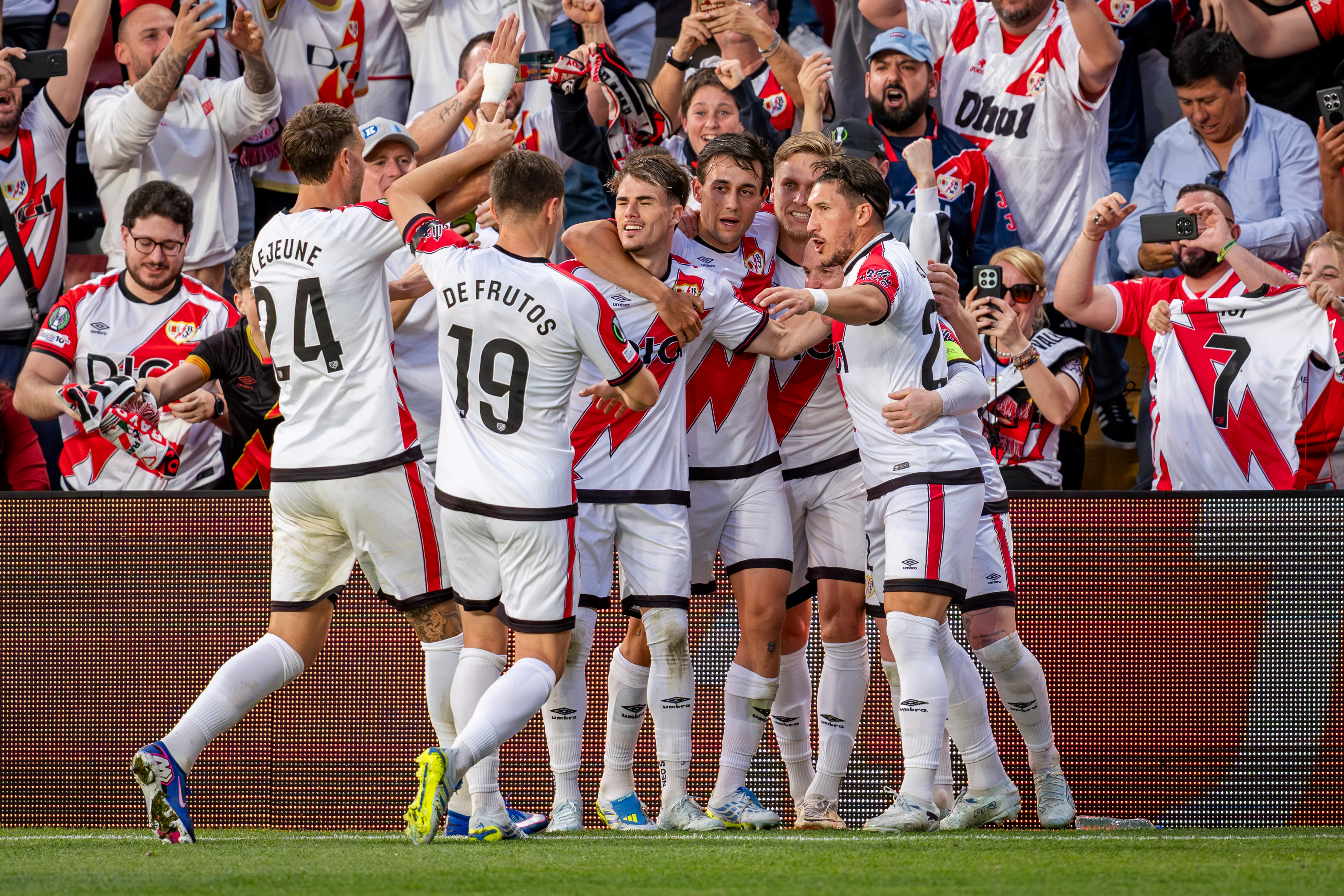 Фото к новости: Райо Вальекано сделал сделал заявку на полуфинал Лиги конференций – мадридцы разгромили АЕК